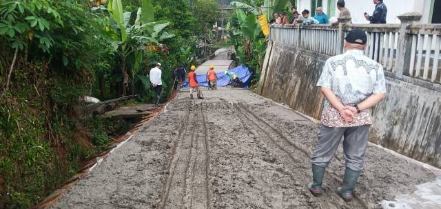 betonisasi-jalan-dusun-kalilusi-kliwonsn-desa-pecekelan-menuju-desa-karangsari